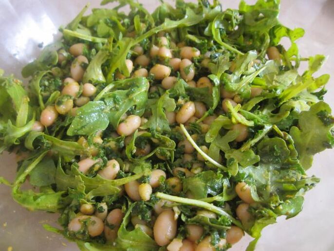 salad with rocket and pine nuts for power
